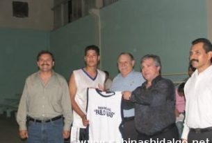 Lic. Luis César González entregando uniformes