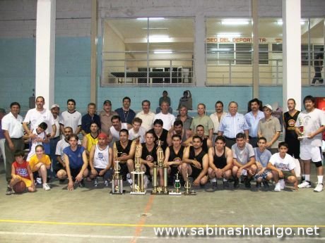 Equipos finalistas con autoridades e invitados