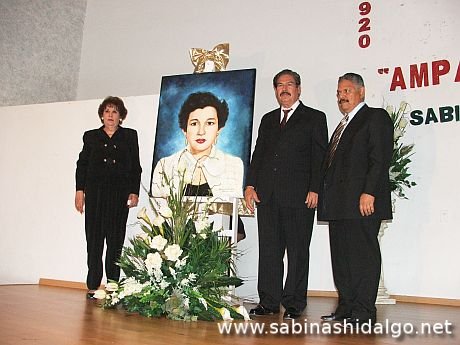 Homenaje a Doña Amparo de los Santos de Viejo