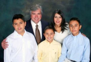 Luis César González y familia