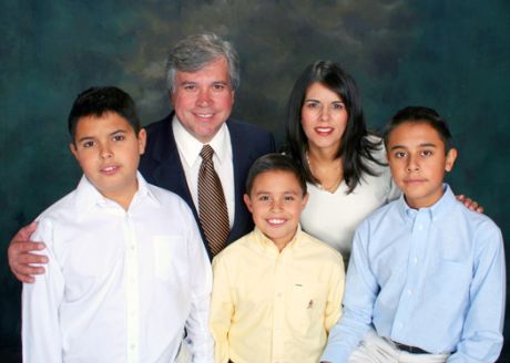 Luis César González y familia