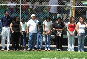 Familia López Santos durante la inauguración del torneo de beisbol