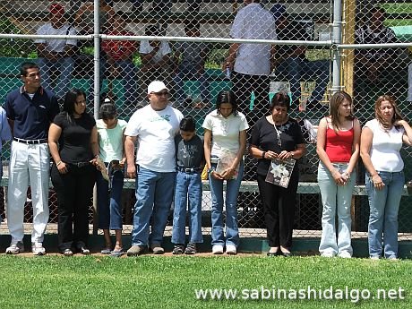 Familia López Santos durante la inauguración del torneo de beisbol