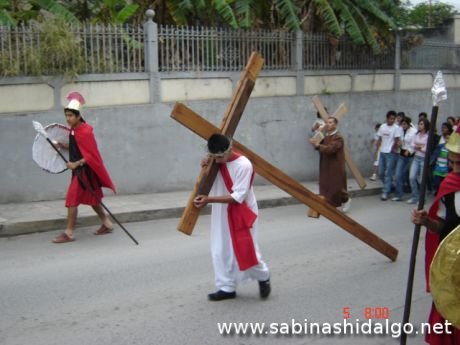 El joven que personifica a Jesus cargando la Cruz