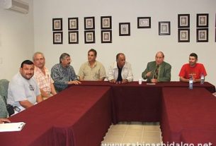 Presidium de la ceremonia de entrega de apoyos