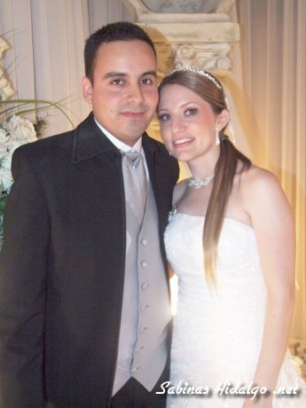 La feliz pareja durante su enlace nupcial