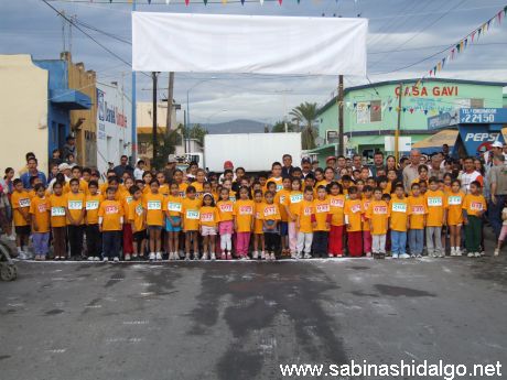 Participantes, organizadores, colaboradores y patrocinadores de la Segunda Carrera Atlética Infantil del Centro Comercial San José