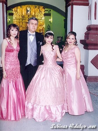 Liliana acompañada por sus papás y su hermana