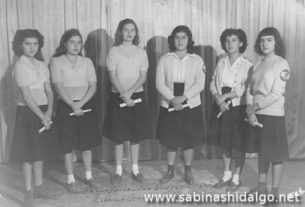 Equipo de voleibol femenil de la Academia Comercial México en 1947