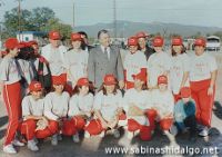 Equipo de softbol femenil Medias Rojas con el gobernador en 1995