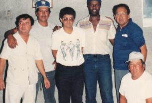Derek Bryant conviviendo con sabinenses en 1995