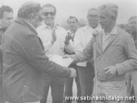 Entrega de reconocimiento a Don Aléctor Ruiz en 1979