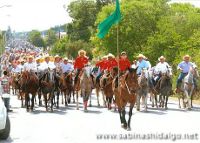Raúl Mireles cabalga y convive con el pueblo