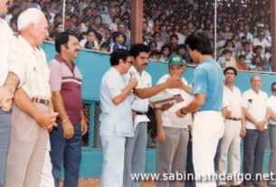 Personajes en la clausura del nacional de beisbol infantil de 1986