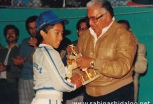 Celso Carrera recibiendo trofeo en 1987