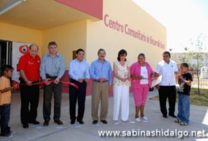 ICorte del listón inaugural en Centro Comunitario