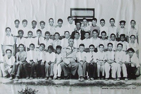 Grupo de sexto del año escolar 1944-1945 de la escuela Manuel M. García