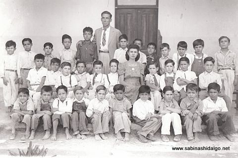 Grupo escolar de la primaria Manuel M. García en 1946