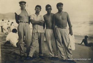 Cuatro sabinenses en una playa en 1954