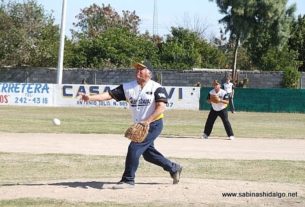 Hermenegildo Pecina lanzando por Hipertensos en el softbol de veteranos