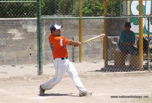 Edgar Castellanos bateando por Burócratas A en el softbol dominical