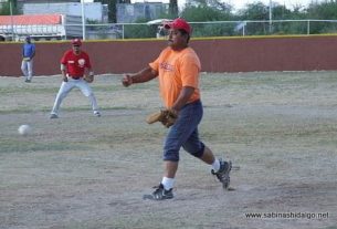 Candelario García lanzando por CNC en el torneo sabatino de softbol