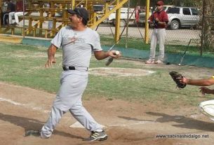 Sergio Ávila bateando por Cárdenas Trucking en el softbol sabatino