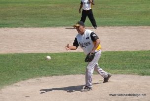 Elías Jasso lanzando por Hipertensos en el softbol de veteranos