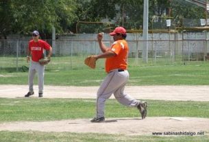 Mauro Linares lanzando por Burócratas B en el softbol dominical