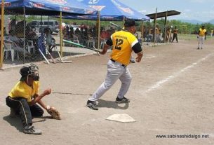 Raúl Montemayor de Panteras en el torneo de softbol del Club Sertoma