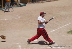 Héctor Mario García bateando por Amigos en el softbol dominical