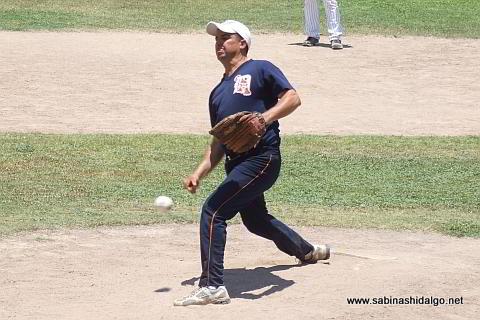 Eduardo Garza lanzando por Tigres en el softbol dominical