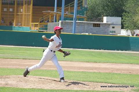 Juan Ángel Serrano lanzando por Tiburones en el beisbol municipal