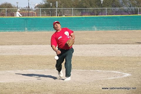 Jesús Sánchez lanzando por CNC en el softbol sabatino