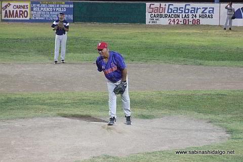 Roel Garza lanzando por Nenes en el softbol nocturno