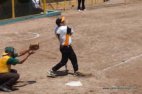 Melchor Ibarra bateando por Hipertensos en el softbol de veteranos