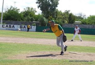 José Ángel Alvarado lanzando por Insulinos en el softbol de veteranos