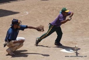 Rodolfo Quezada tocando la bola por Amigos en el softbol dominical