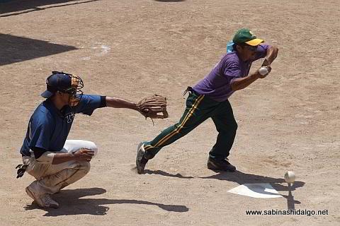 Rodolfo Quezada tocando la bola por Amigos en el softbol dominical