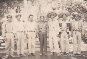 Fotografía de 1952 de un grupo de braceros de Sabinas Hidalgo