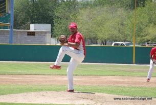 Pablo Omar Buentello lanzando por Mineros de Vallecillo en en beisbol municipal