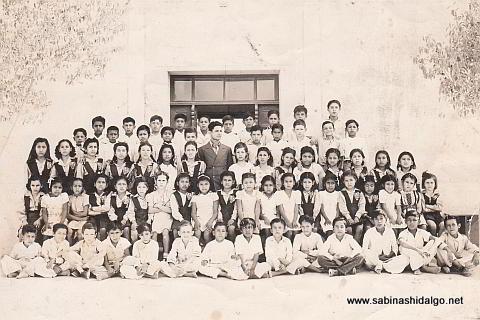 Grupos de segundo y tercero de la escuela Bonifacio Salinas Leal en 1946