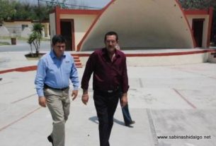 Diego Ugarte y Raúl Mireles en la plaza de la colonia María Luisa