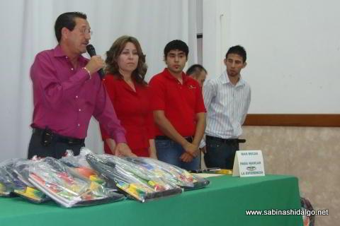 Ceremonia de entrega de útiles y uniformes escolares