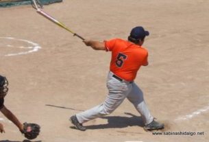 Víctor Hugo Chávez bateando por Burócratas A en el softbol dominical