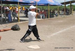 Omar Lucio bateando por Ex Amor SHH en el softbol del Club Sertoma