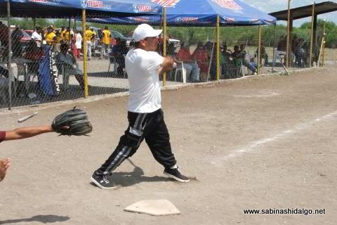 Omar Lucio bateando por Ex Amor SHH en el softbol del Club Sertoma