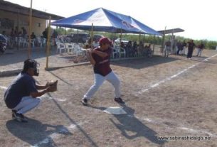 José Luis Hernández bateando por Cerveceros en el softbol del Club Sertoma
