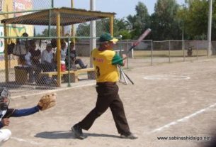 Blas Cázares bateando por Insulinos en el softbol de veteranos