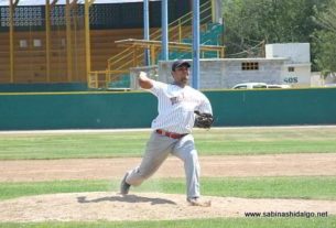 Enrique Domínguez lanzando por Tiburones en el beisbol municipal